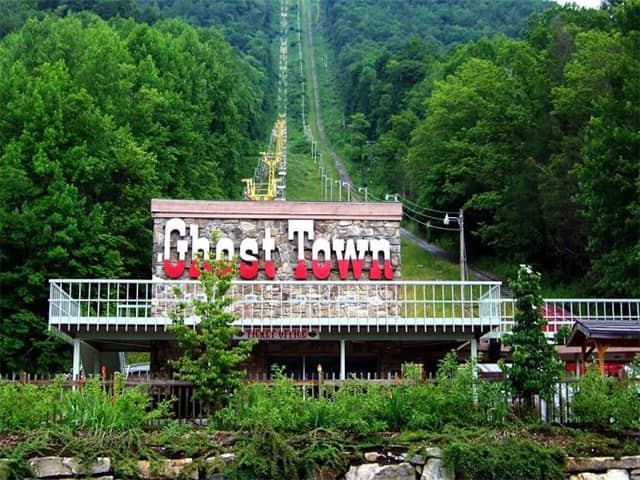 Abandoned Prehistoric Forest & Amusement Park in Michigan